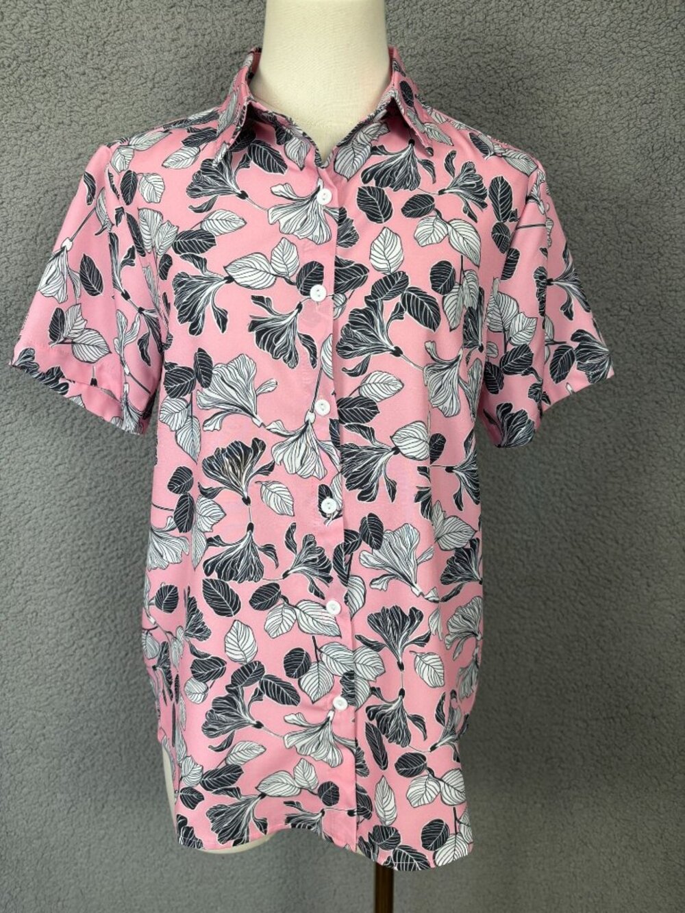 Women's Short-Sleeve Button-Up Shirt Leaf Print Small Lightweight  Multi NWOT's